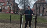 Ćwiczenia na siłowni plenerowej.