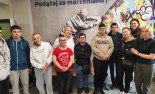 Uczniowie na wspólnym zdjęciu z doradcą zawodowym z Powiatowego Urzędu Pracy w Rudzie Śląskiej