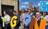 Uczniowie maszerujący w pochodzie podczas uroczystego otwarcia Tygodnia Godności Osób z Niepełnospra