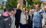 Grupa ludzi biorących udział w zabawach muzyczno-tanecznych.