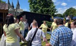Grupa radosnych uczniów z kluczem do miasta.